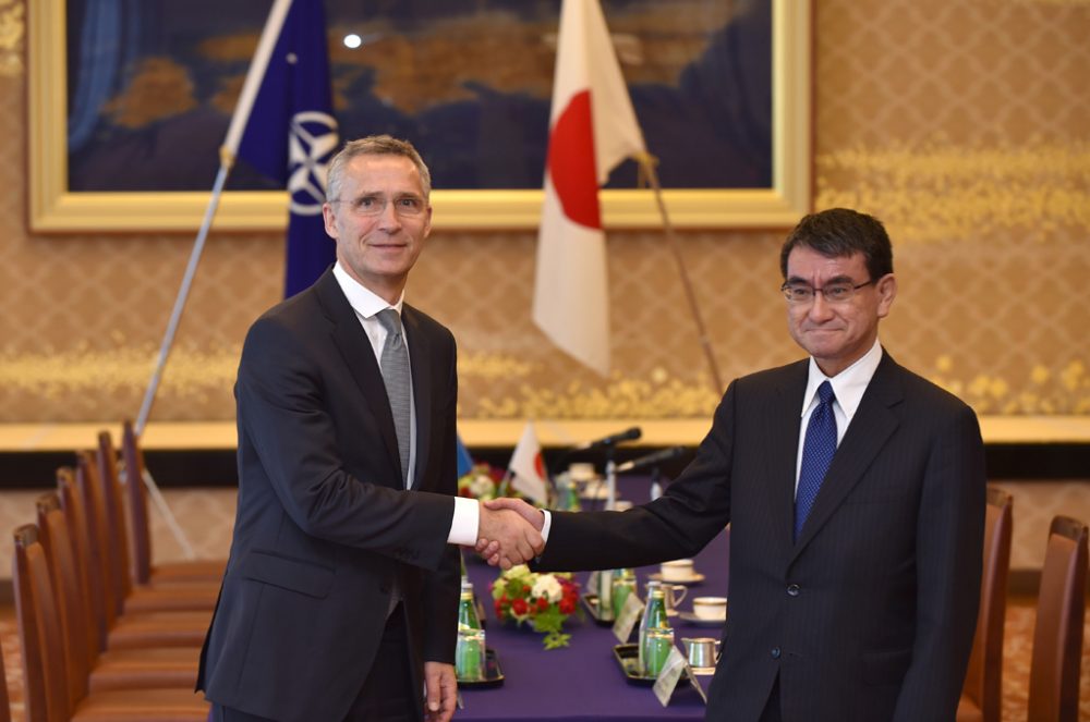 Nato-Generalsekretär Jens Stoltenberg und der japanische Außenminister Taro Kono (Bild: Kazuhiro Nogi/AFP)