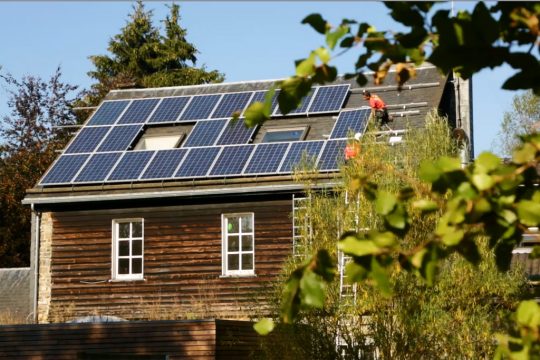 Montage der Solarpaneele auf dem Dach des Naturzentrums Ternell