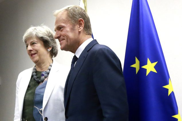Die britische Premierministerin Theresa May und EU-Ratspräsident Donald Tusk beim EU-Gipfel in Brüssel am 20.10. (Bild: Olivier Hoslet/Pool/AFP)