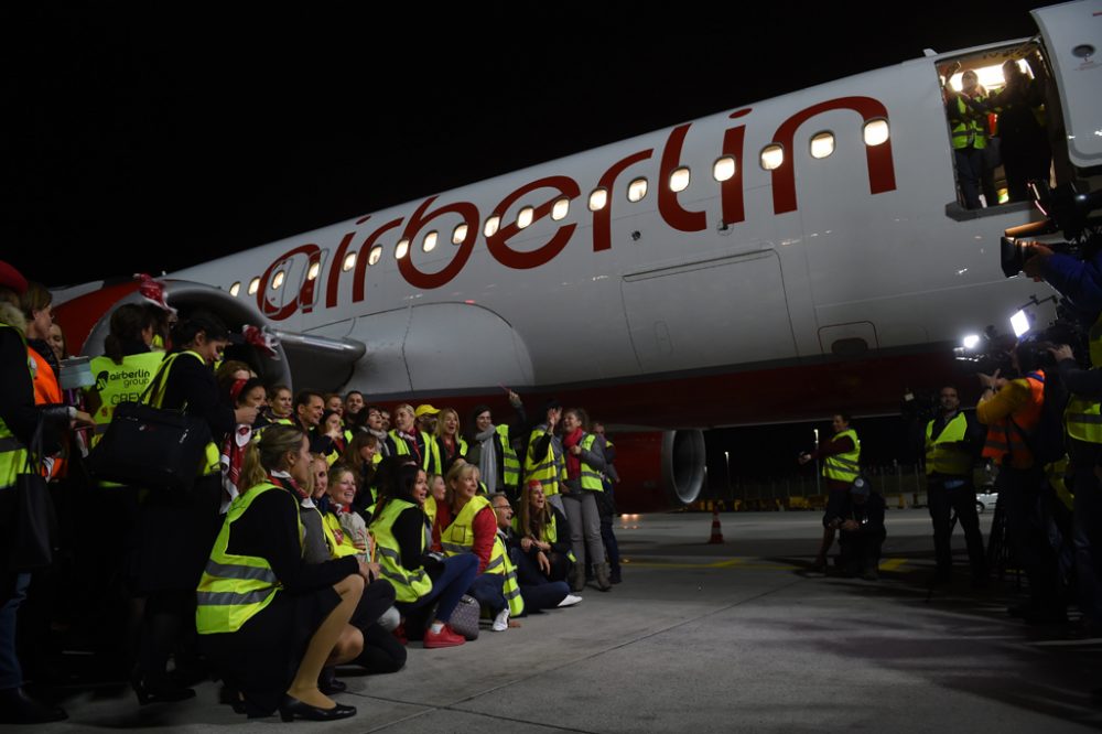 Ein letztes Foto mit der Crew... (Bild: Christof Stache/AFP)