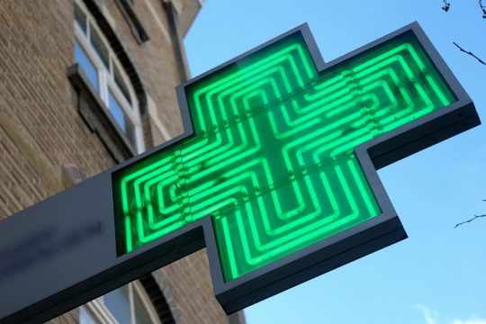 Grünes Kreuz: Das Symbol der Apotheken (Illustrationsbild: Virginie Lefour/Belga)
