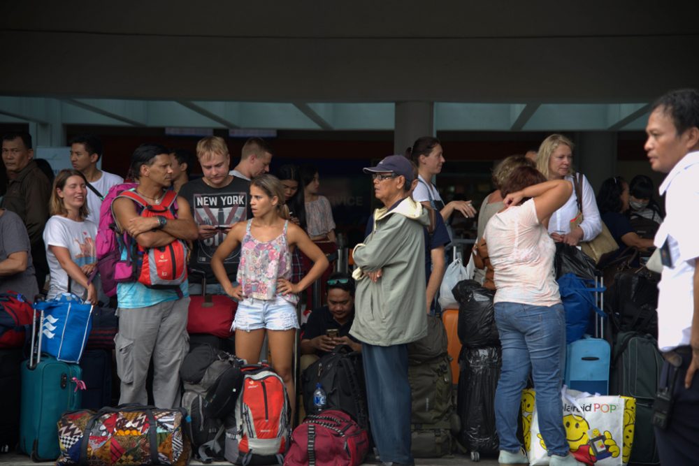 Gestrandete Urlauber auf Bali (Bild: Juni Kriswanto/AFP)