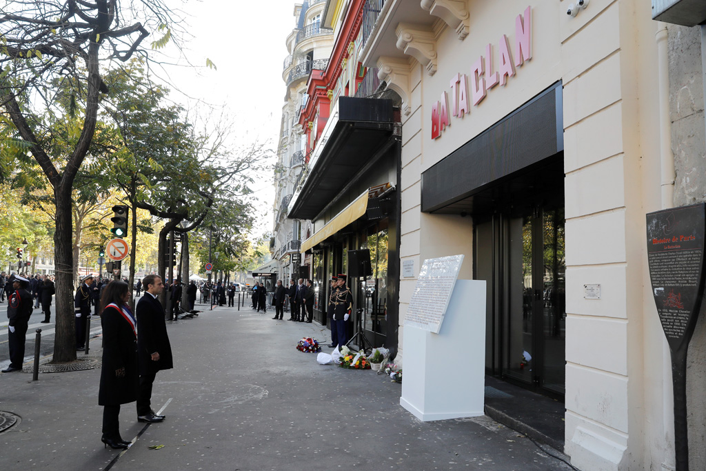 Gedenken an die Opfer der Terroranschläge von Paris: Präsident Emmanuel Macron und Bürgermeisterin Anne Hidalgo vor dem Bataclan (Bild: Etienne Laurent/Belga)