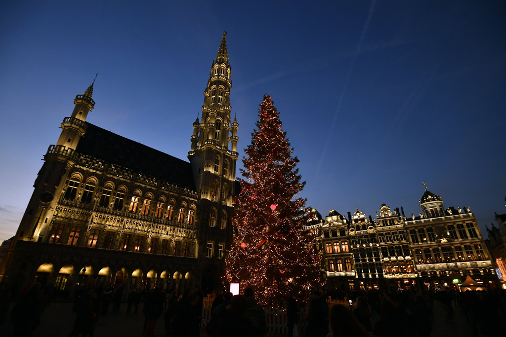 Jedes Jahr schmückt ein stattlicher Weihnachtsbaum die Brüsseler Grand'Place (Bild: Eric Lalmand/Belga)
