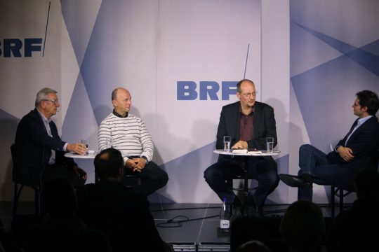 Spur der Laster: Diskussion über Sozialdumping im Transportsekt - Mathieu Grosch, Raymond Lausberg, Jan Bergrath und Olivier Krickel (Bild: Dany Rauw/BRF)