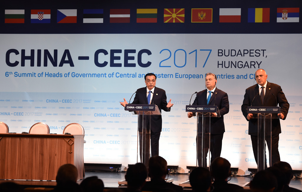Chinas Premier Li Keqiang mit seinen Amtskollegen Viktor Orban (Ungarn) und Boyko Borisov (Bulgarien) in Budapest
