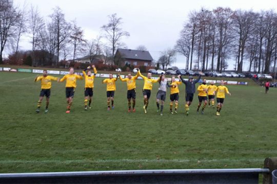Bütgenbach feiert den Sieg über Lontzen (Bild: Christoph Heeren/BRF)