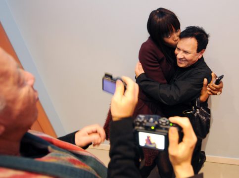Azzedine Alaia mit Model Naomi Campbell im Jahr 2001 (Bild: Marco De Swart/EPA)