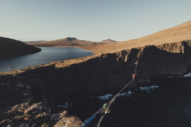 "Dreamwalkers": Chris Eyre-Walker hat vier junge Niederländer beim Highlining auf den Färöer Inseln begleitet