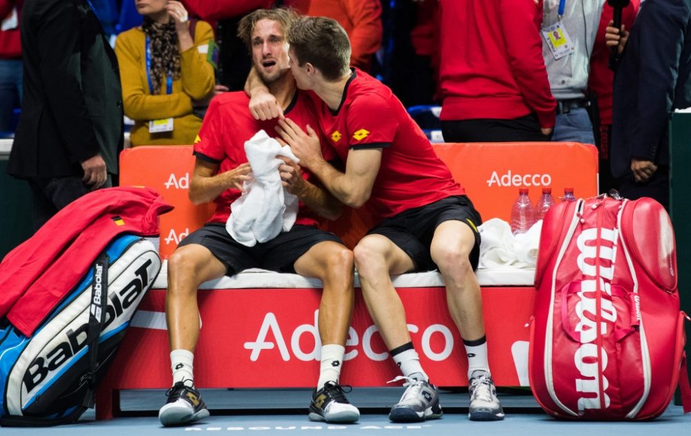 Joris De Loore muss Ruben Bemelmans nach der 1:3 Niederlage trösten