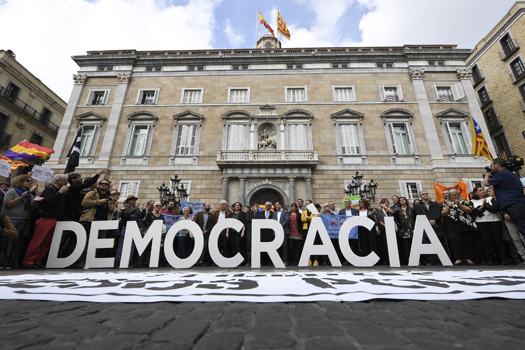 Protest zur Unterstützung der abgesetzten katalanischen Regionalregierung in Barcelona (2.11.)