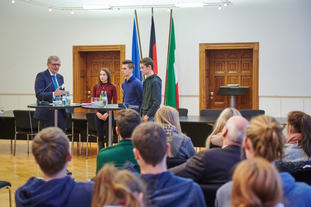 Schüler vom César-Franck-Athenäum Kelmis beim Europäischen Tag der Justiz in Aachen (Bild: Matthias H. Schütz)