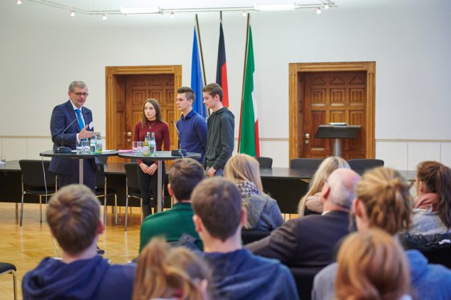 Schüler vom César-Franck-Athenäum Kelmis beim Europäischen Tag der Justiz in Aachen (Bild: Matthias H. Schütz)