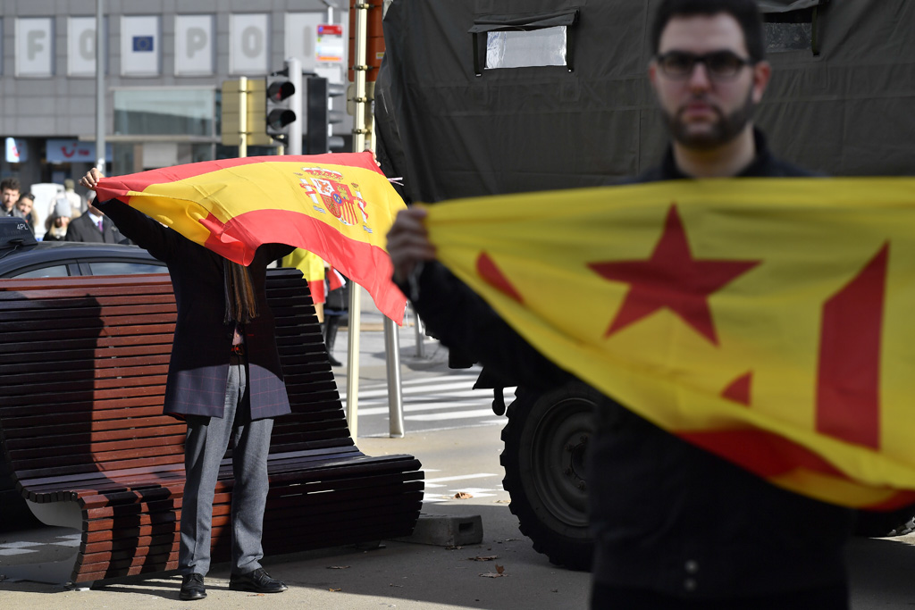 Befürworter und Gegner der katalanischen Unabhängigkeit demonstrieren in Brüssel (Bild: Dirk Waem/Belga)