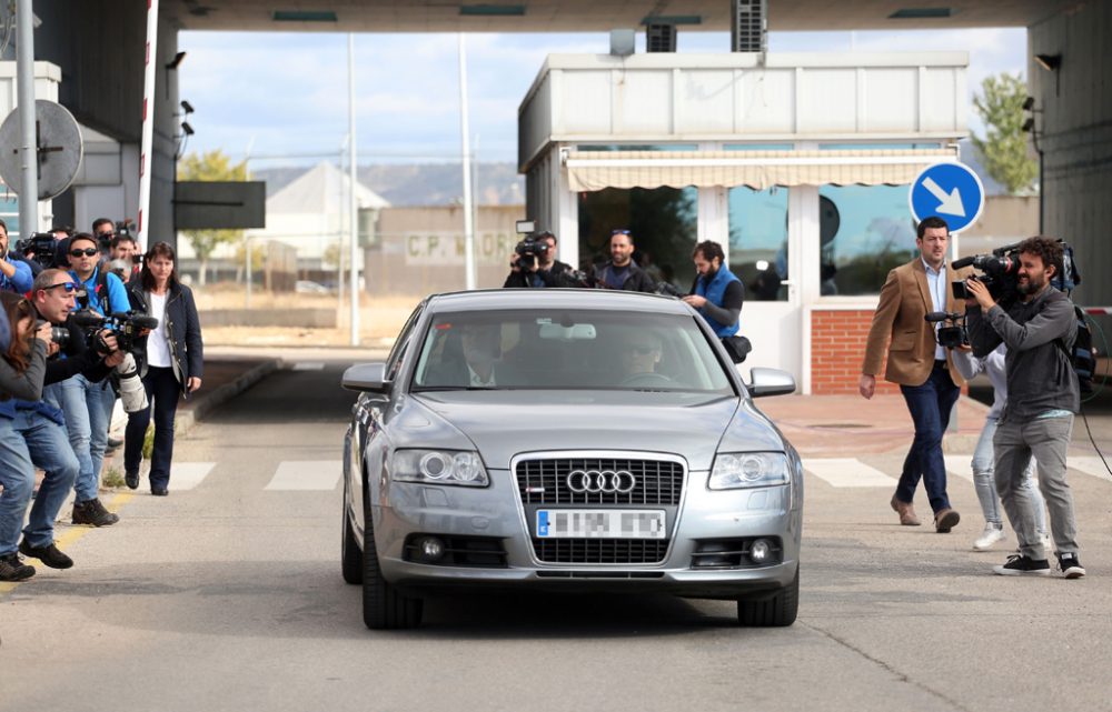 Fotografen umringen das Auto, das Carme Forcadell nach der Nacht im Gefängnis abholt (Bild: Oscar Del Pozo/AFP)