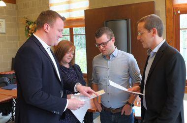 FLS-Spitzenkandidat Erik Solheid im Gespräch mit Jennifer Otten, Yannick Plumacher und Pascal Wiesen