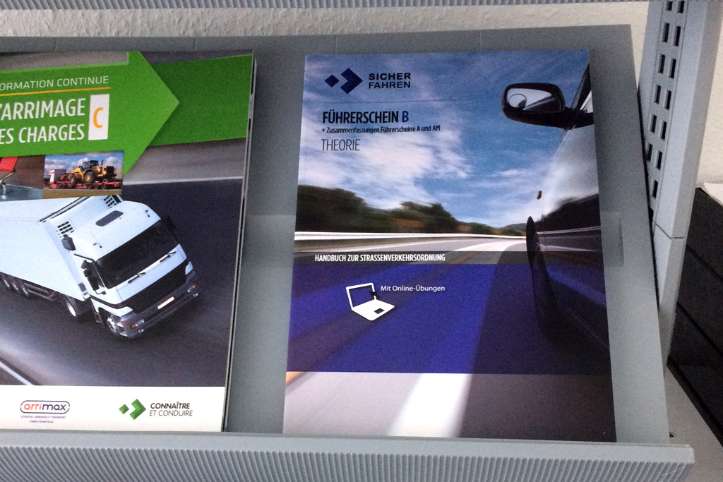 Bei den Fahrschulen in Ostbelgien erhält man die deutsche Ausgabe des theoretischen Führerscheinbuchs für 45 Euro.