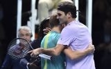 David Goffin nimmt die Glückwünsche von Roger Federer entgegen (Bild: Glyn Kirk/AFP)