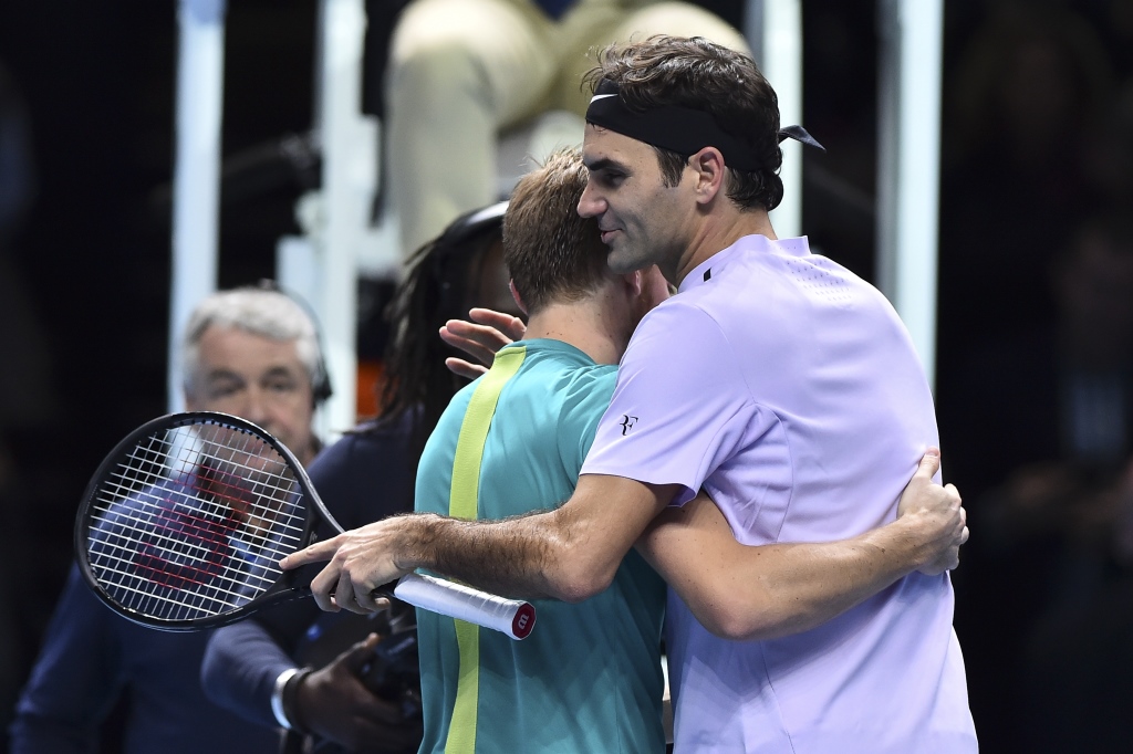 David Goffin nimmt die Glückwünsche von Roger Federer entgegen (Bild: Glyn Kirk/AFP)