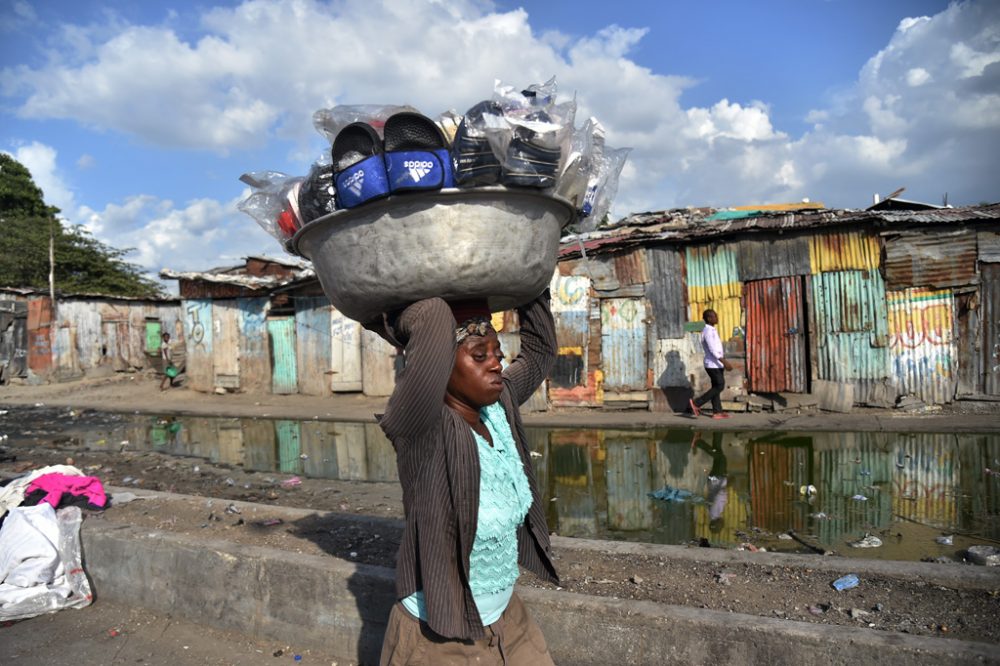 Eine Sandalenverkäuferin unterwegs in La Saline bei Port-au-Prince