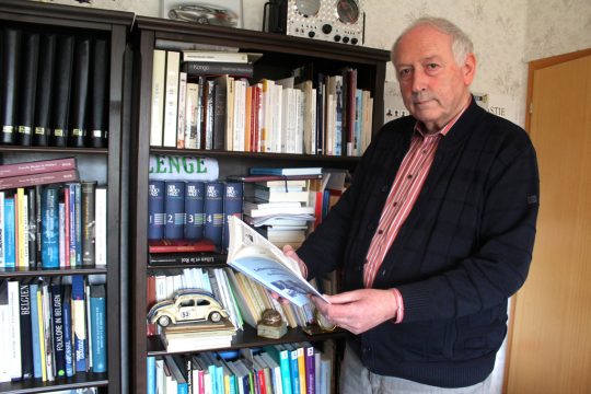 Heinz Warny mit seinen "Lebensbildern" (Bild: Michaela Brueck/BRF)