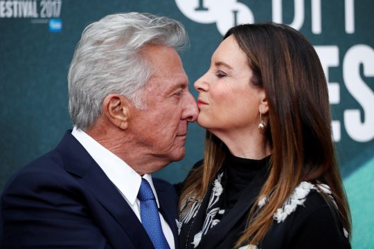 Schauspieler Dustin Hofman mit seiner Frau Lisa im Oktober in London (Bild: Tolga Akmen/AFP)