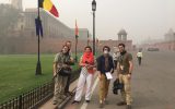 Smog über Neu Delhi: BRF-Reporterin Simonne Doepgen (2vl) geht nur mit Tuch vor dem Mund nach draußen (Bild: BRF)