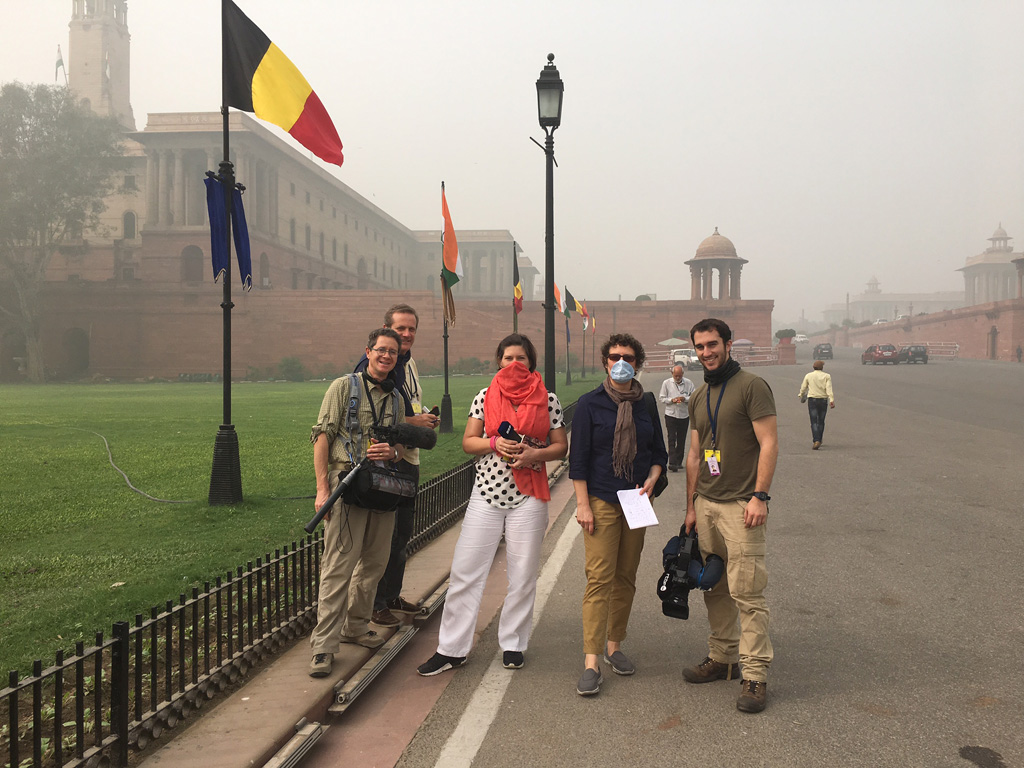 Smog über Neu Delhi: BRF-Reporterin Simonne Doepgen (2vl) geht nur mit Tuch vor dem Mund nach draußen (Bild: BRF)