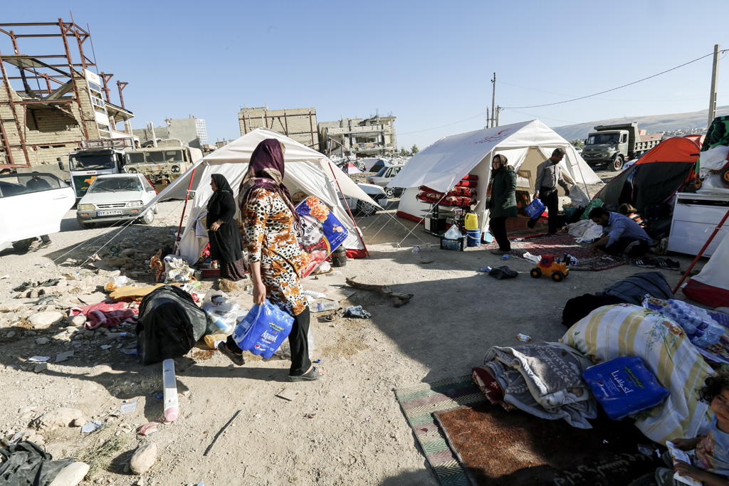 Nach dem Erdbeben: In Sarpol-e Zahab müssen Einwohner in Zelten schlafen