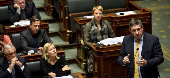 Innenminister Jan Jambon (r.) in der föderalen Kammer.