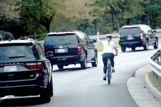 Stinkefinger für US-Prâsident Trump (Foto: Brendan Smialowski/AFP)