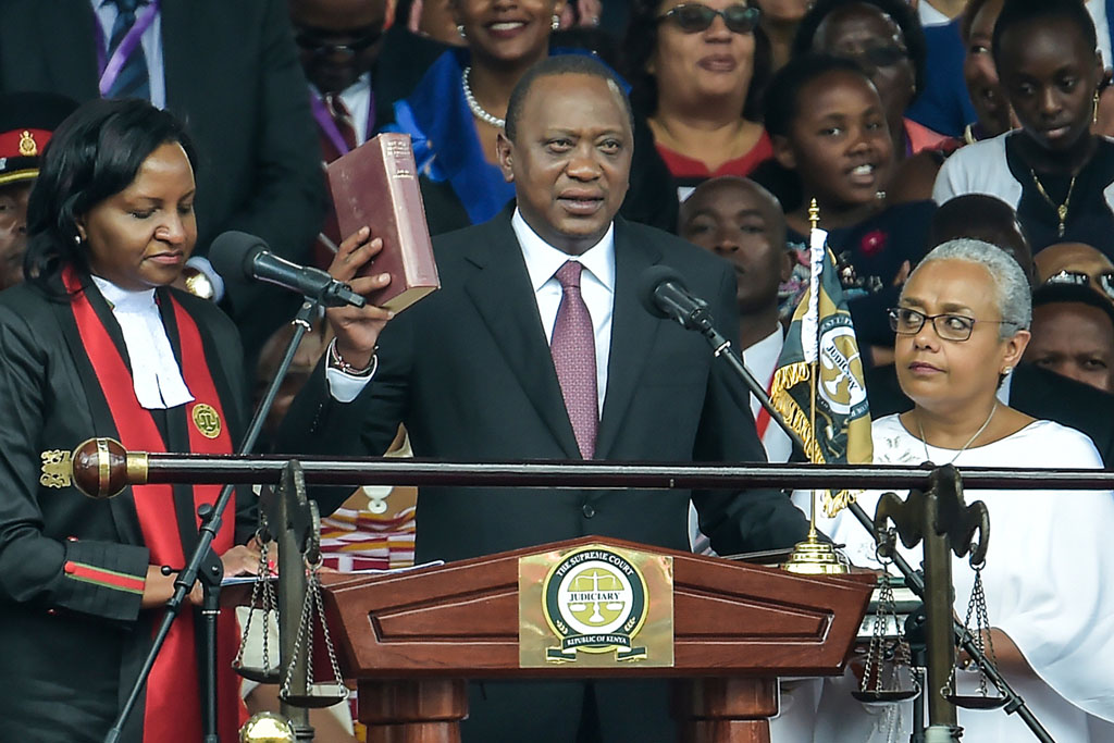 Uhuru Kenyatta leistet den Amtseid