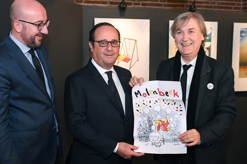 Charles Michel und François Hollande mit dem französischen Karikaturisten Jean Plantu in Molenbeek (Bild: Emmanuel Dunand/AFP)