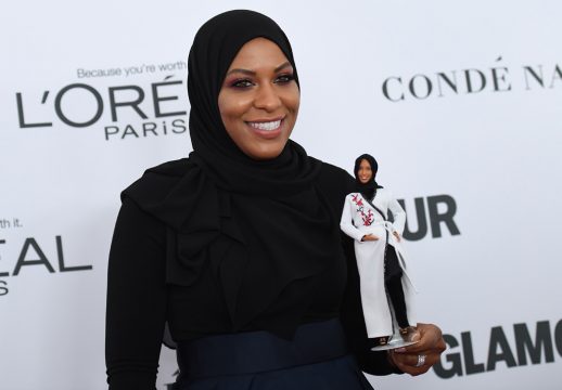 Ibtihaj Muhammad mit "ihrer" Barbie bei den Women of The Year Awards in New York (13.11., Bild: Angela Weiss/AFP)