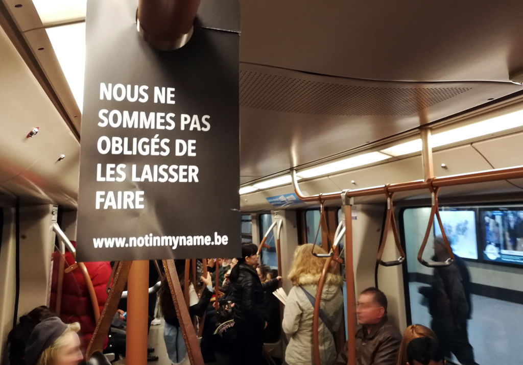 Not in my name: Auch in der Brüsseler Metro haben die Aktivisten Schilder aufgehängt (Bild: Juan Godbille/Belga)