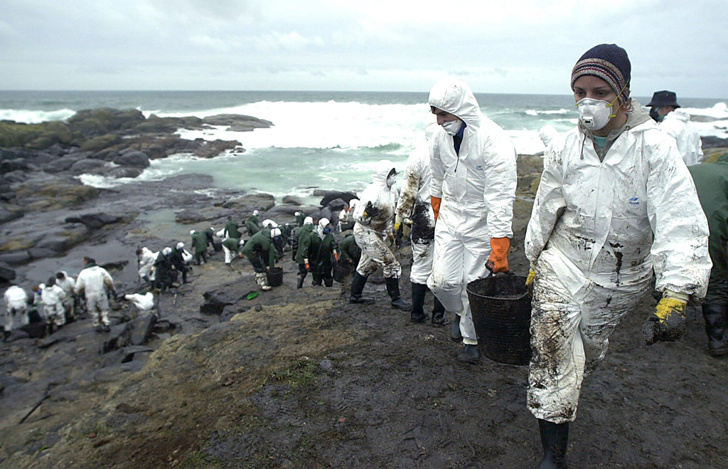 Die Ölkatastrophe an der nordspanischen Küste (Foto: Lavandeira Jr/EPA)