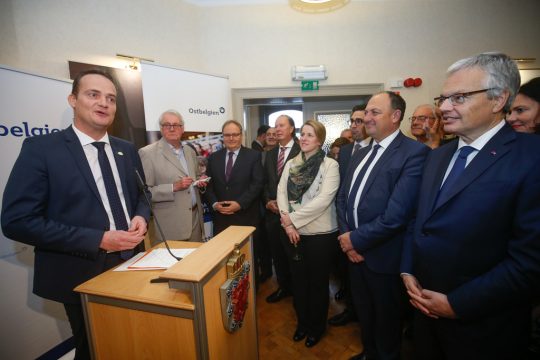 Ministerpräsident Oliver Paasch und Gäste beim Fest zum Tag der DG in Brüssel (Bild: Bruno Fahy/Belga)