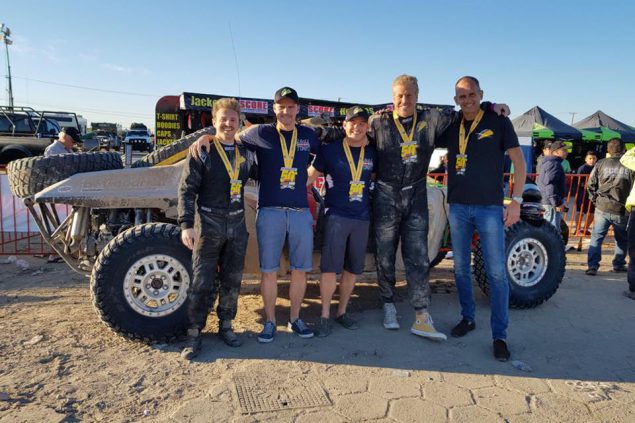Baja 1000: Markus Palttala (2vl) mit seinen Teamkollegen (Bild: privat)