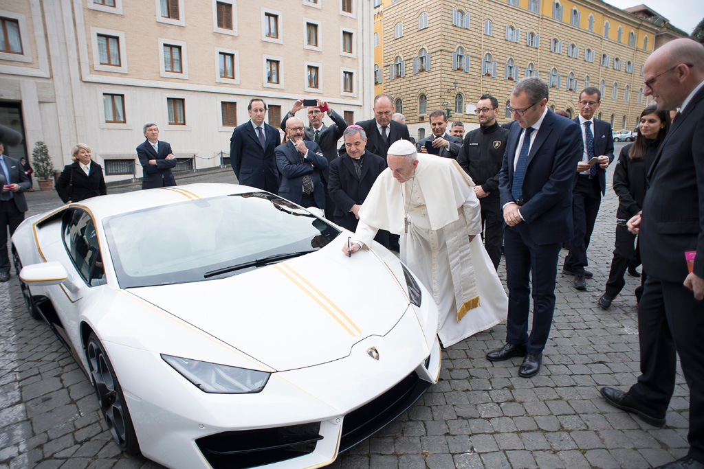 Papst mit Lamborghini