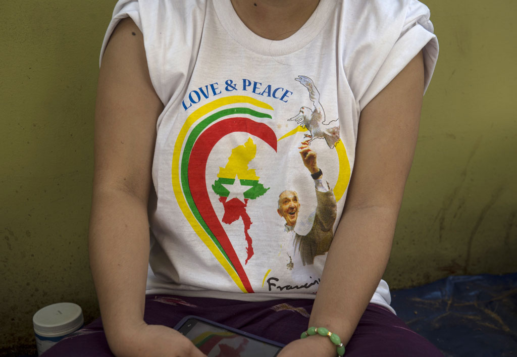 Eine Katholikin in Myanmar trägt ein T-Shirt mit dem Bild von Papst Franziskus.