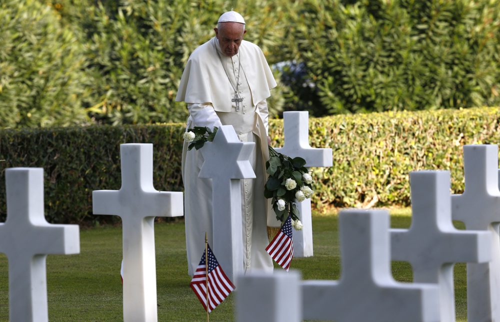 Allerseelen: Papst Franziskus betet für Kriegsopfer