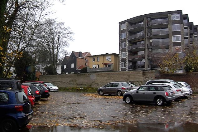 Auf dem Klinkes-Parkplatz sollen acht Stellplätze für Wohnwagen reserviert werden (Bild: BRF Fernsehen)