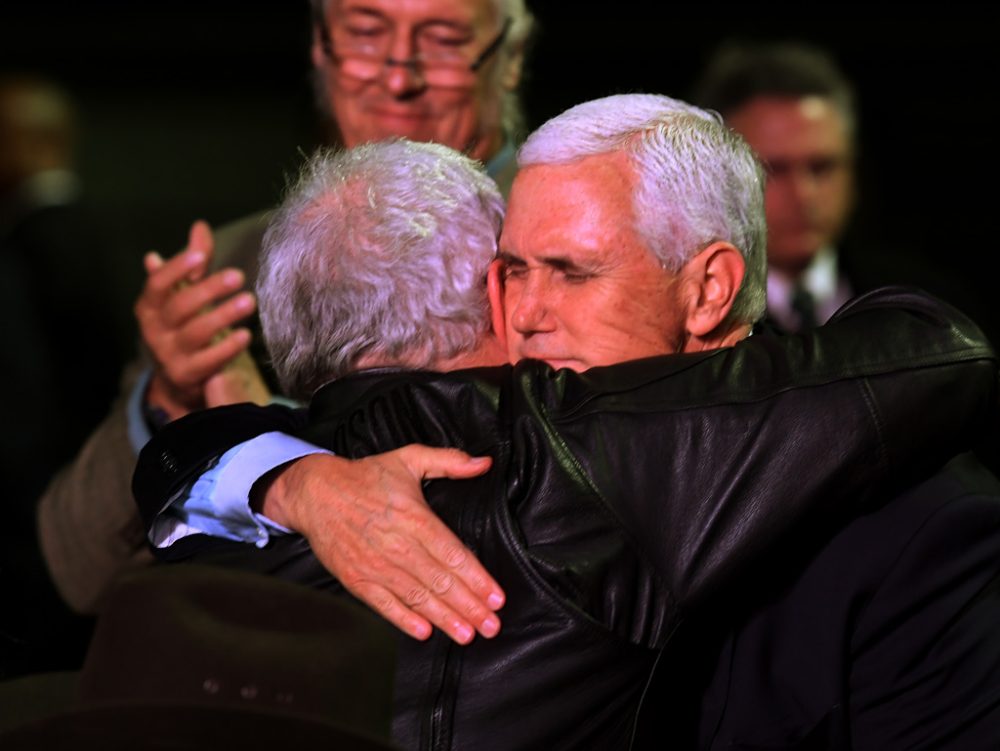 US-Vizepräsident Pence besucht Ort der Schüsse von Texas