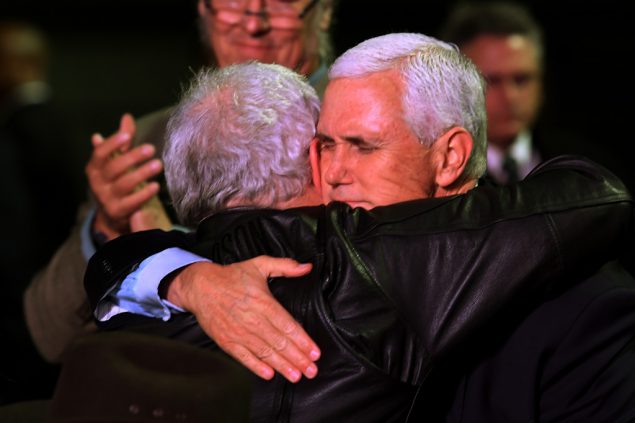 US-Vizepräsident Pence besucht Ort der Schüsse von Texas