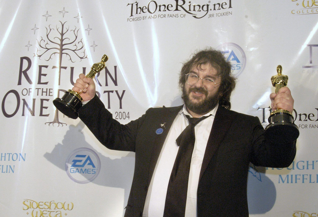 "Herr der Ringe"-Regisseur Peter Jackson mit zwei seiner Oscars (Bild: Jamie Rector/EPA)