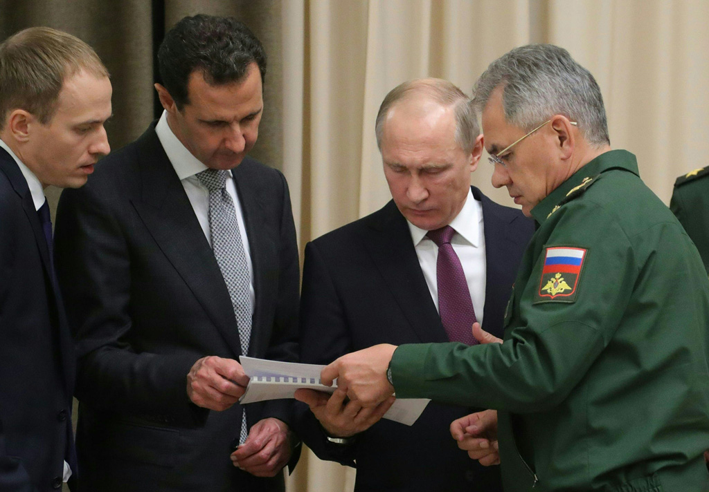 Der syrische Machthaber Assad (2.v.l.) Seite an Seite mit Kremlchef Putin