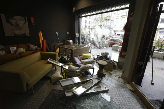 Randalierende marokkanische Fußballfans haben in Brüssel eine Spur der Verwüstung hinterlassen (Bild: Nicolas Maeterlinck/BELGA)