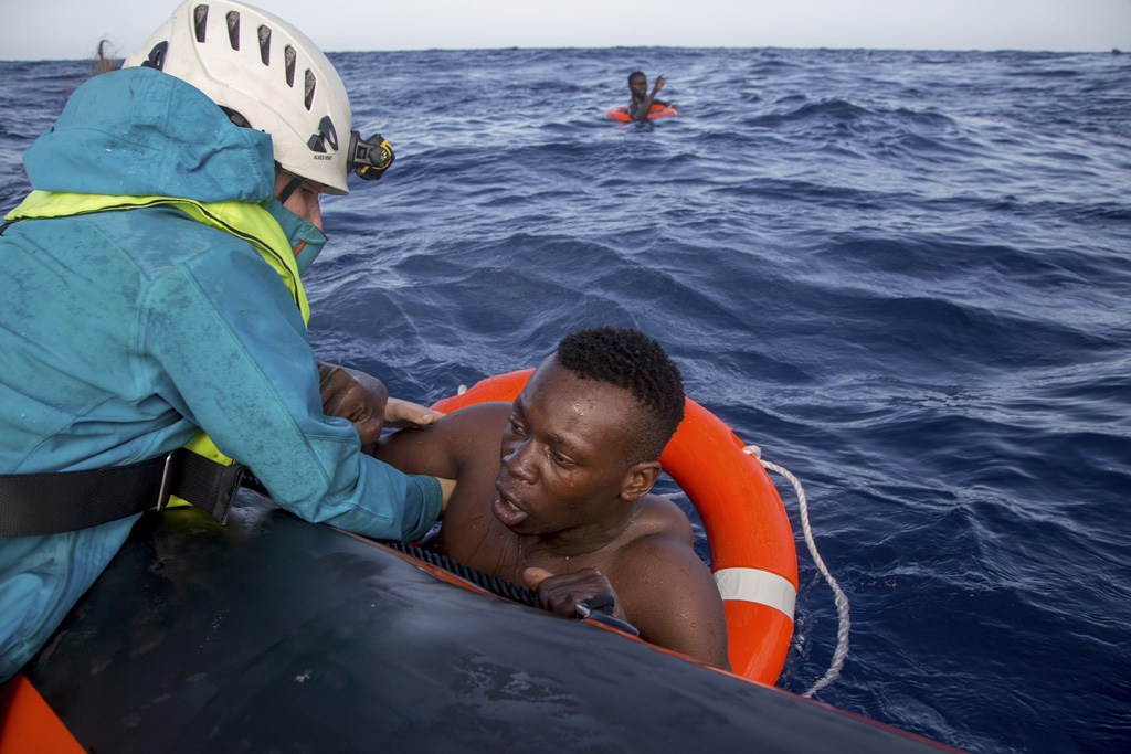 Helfer von "Sea Watch" retten Migranten vor der italienischen Küste aus dem Mittelmeer (6.11., Bild: Alessio Paduano/AFP)
