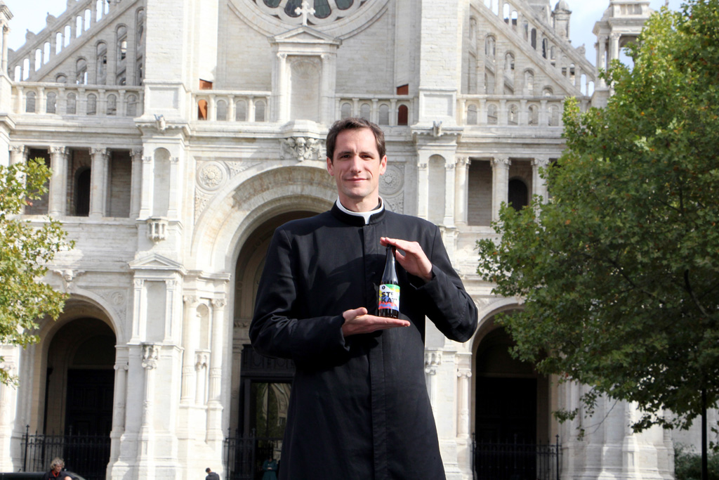 Pfarrer Jérémie Schaub mit dem Kirchen-Bier