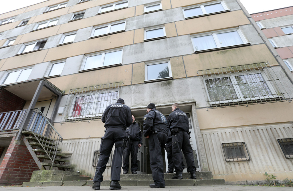 In diesem Wohnhaus in Schwerin wurde der Terrorverdächtige am Dienstag festgenommen (Bild: Bernd Wüstneck/DPA/AFP)